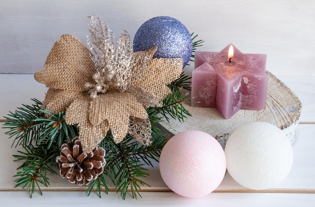 Composição de Natal com velas de brinquedos de Ano Novo e uma árvore de Natal em um fundo branco