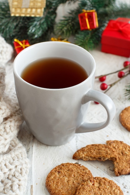 Composição de Natal com xícara de chá e biscoitos