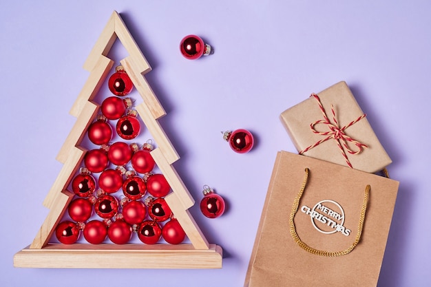 Composição de Natal de caixas de presente no saco de papel e árvore de Natal com bolas de Natal dentro