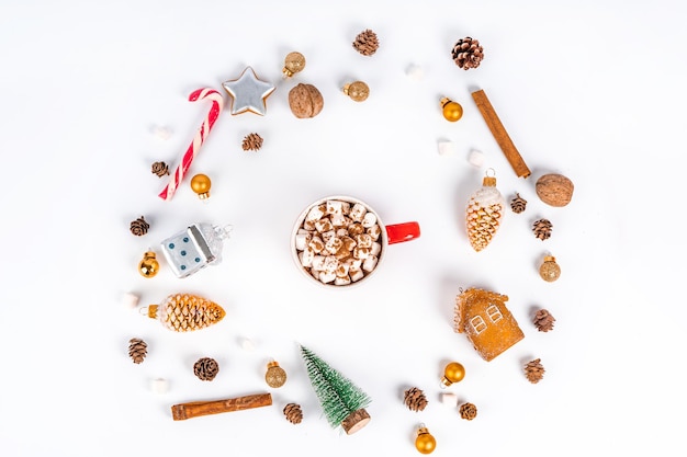 Composição de Natal de cones de brinquedos Canecas de chocolate com marshmallows no centro