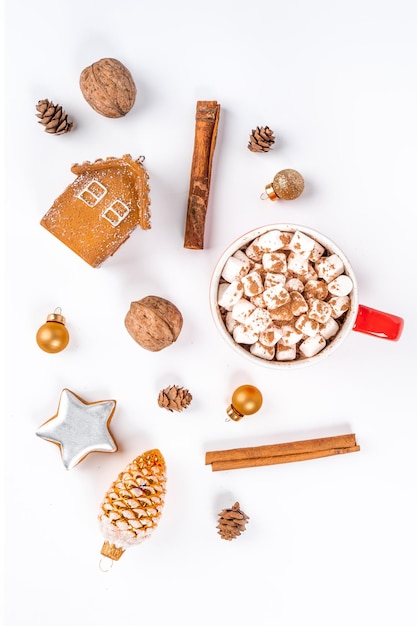 Composição de Natal de cones de brinquedos e canecas de chocolate com marshmallows em um fundo branco