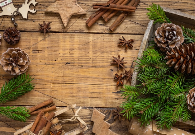 Composição de Natal de inverno com um espaço de cópia no meio na mesa de madeira plana