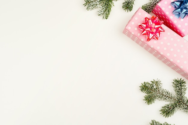 Composição de Natal de várias caixas de presente embrulhadas em papel brilhante
