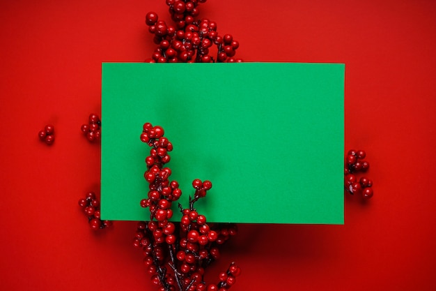 Composição de Natal. Decoração de Natal vermelha em vermelho com copyspace verde, plana leiga.