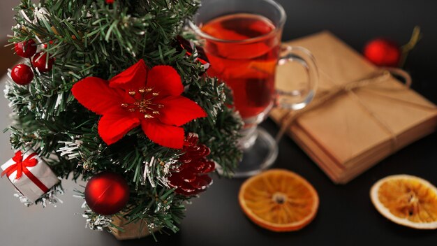 Composição de Natal. Decoração festiva de Natal com árvore de natal e letras em fundo preto