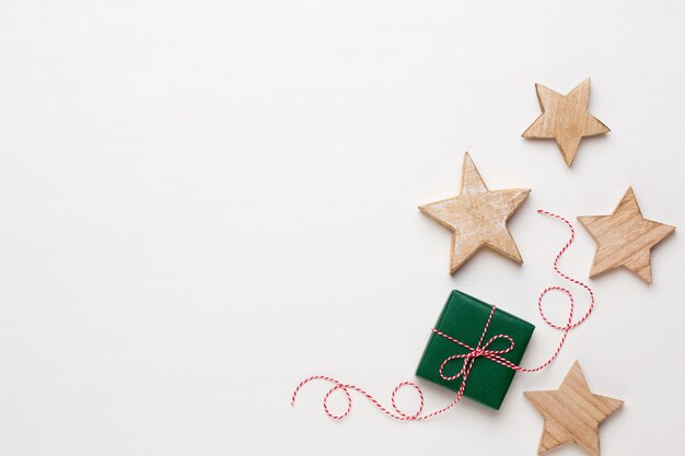 Composição de natal. decorações de madeira, estrelas em fundo branco.