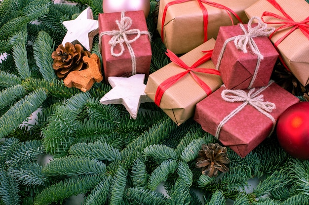 Composição de Natal. Decorações de Natal, galhos de árvore do abeto com caixas de presente de brinquedos. cartão de felicitações Vista plana, vista superior, cópia espaço