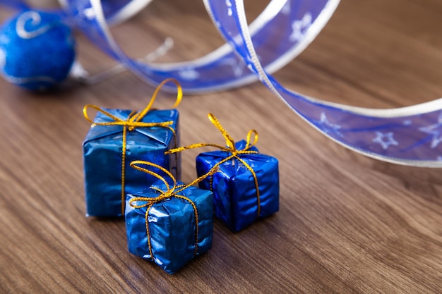 Foto composição de natal decorações de presentes de natal em fundo de madeira