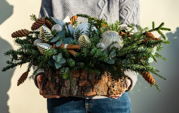 Foto composição de natal decorada com especiarias cones e algodão