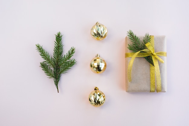 Composição de Natal e ano novo. Caixa de presente e decoração festiva em um rosa claro