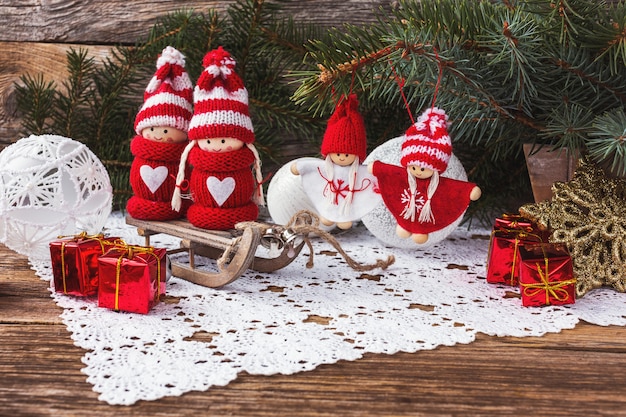 Composição de Natal e ano novo com anjos e presentes