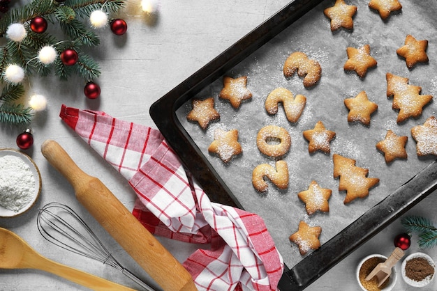 Composição de Natal e Ano Novo de biscoitos números 2023 na placa de cozinha e utensílios de cozinha