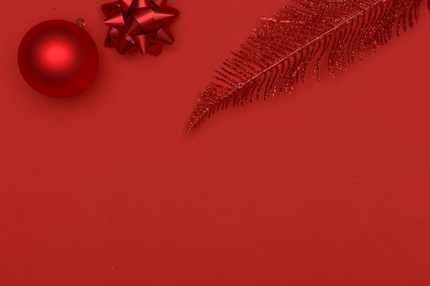 Composição de natal. elementos vermelhos da decoração de natal em um fundo vermelho.