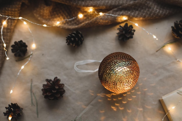 Composição de natal em fundo de papel artesanal com caixa de presente, galhos de abeto, brinquedos copiam espaço para suas felicitações