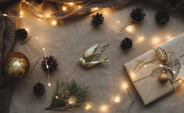 Composição de natal em fundo de papel artesanal com caixa de presente, galhos de abeto, brinquedos copiam espaço para suas felicitações