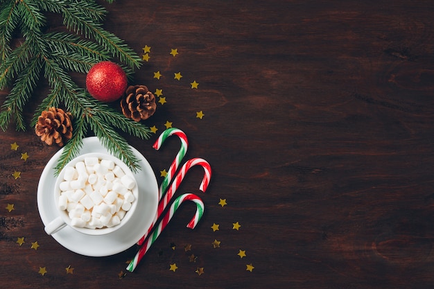 Composição de natal em fundo escuro com doces