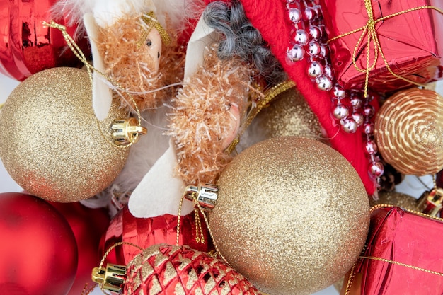 Composição de Natal em um lençol branco com uma árvore de Natal, bolas e anjos