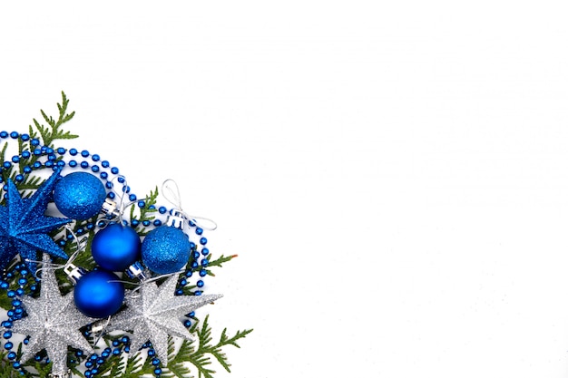 Foto composição de natal em uma folha azul com uma estrela e bolas de natal