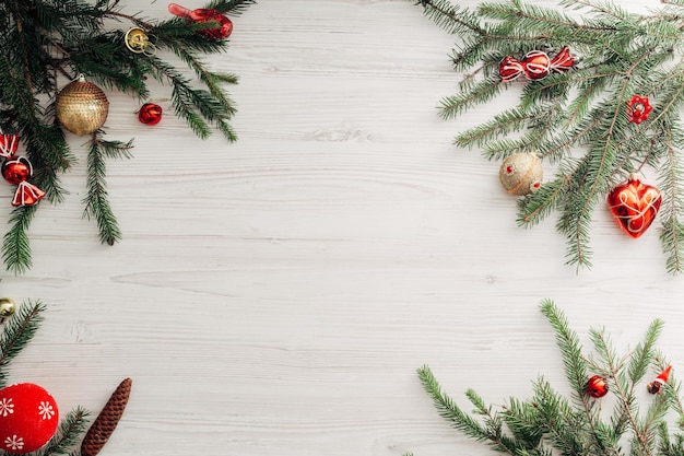 Composição de Natal em uma mesa de madeira branca com espaço de cópia