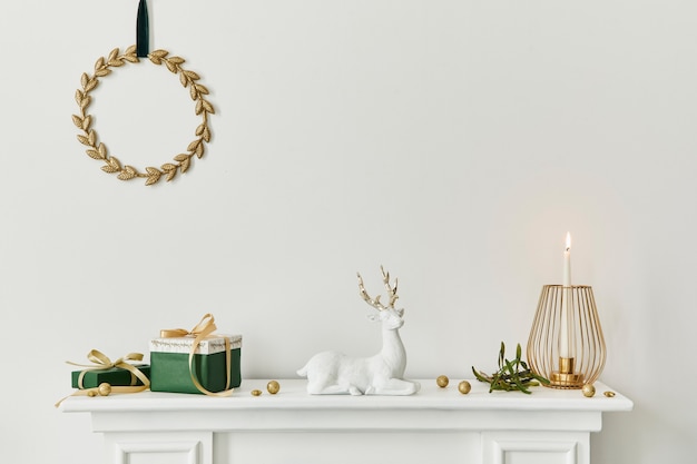 Composição de Natal na chaminé branca no interior da sala de estar com bela decoração. Árvore de Natal e grinalda, velas, estrelas, luz. Copie o espaço. Modelo.