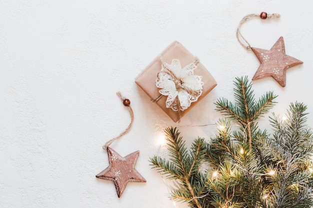 Composição de Natal neutra de galhos de abeto estrelas de madeira de bolinhas e presentes em embalagens de papel Natal de Desperdício Zero