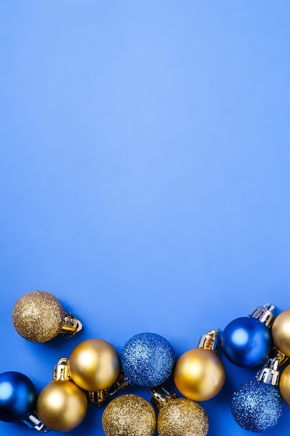 Composição de Natal. Ornamento de azul e dourado e decorações de bugigangas. Copie o espaço