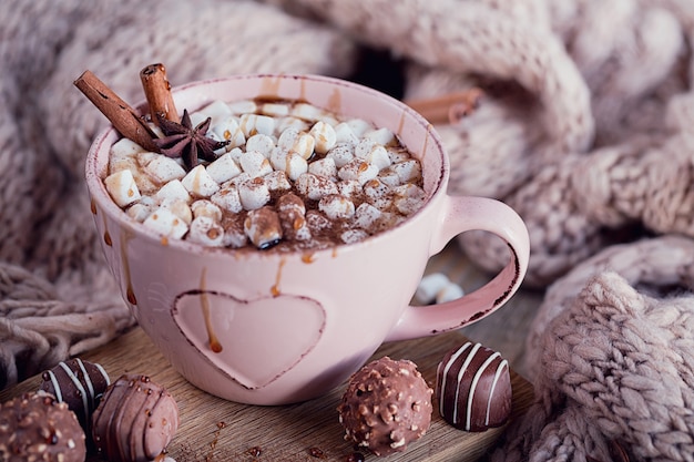 Composição de Natal ou ano novo com chocolate quente ou cacau e marshmallows