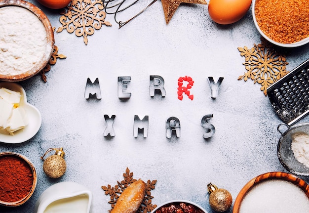 Composição de natal ou ano novo com ingredientes para assar ou biscoitos com flocos de neve dourados