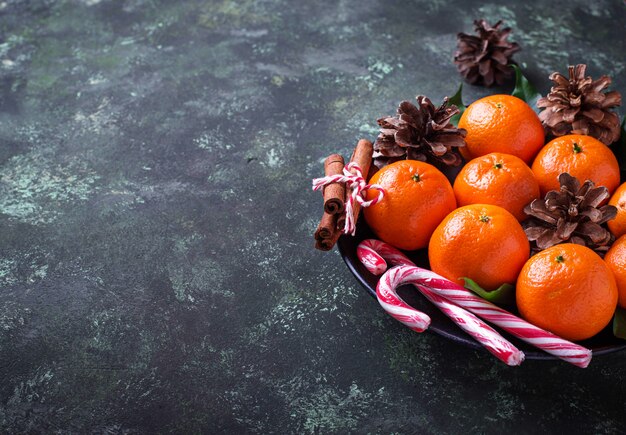 Composição de Natal ou ano novo com tangerinas