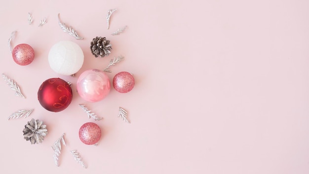 Composição de natal ou ano novo de bolas de natal rosa e brancas