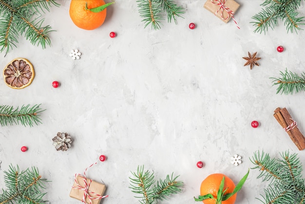 Composição de natal ou feliz ano novo feita de galhos de árvores de abeto, decorações para alimentos e caixas de presente