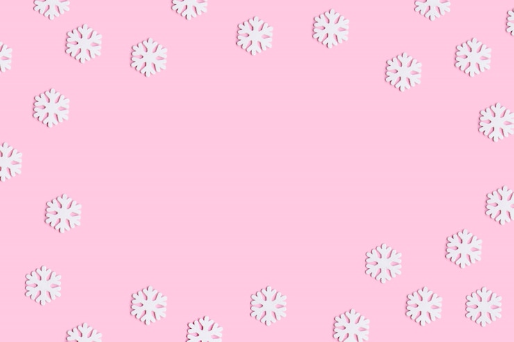 Foto composição de natal ou inverno de flocos de neve em fundo rosa pastel.