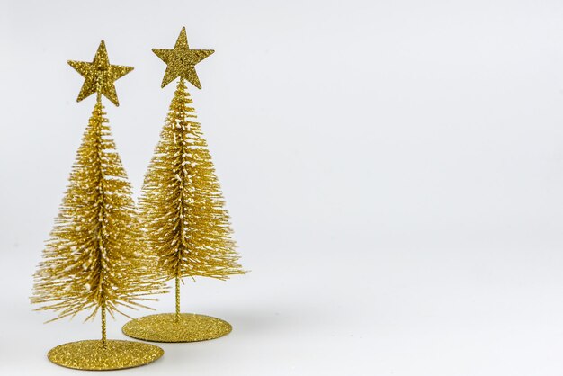 Composição de Natal pequena árvore de Natal e decorações artesanais em um fundo branco Ano Novo