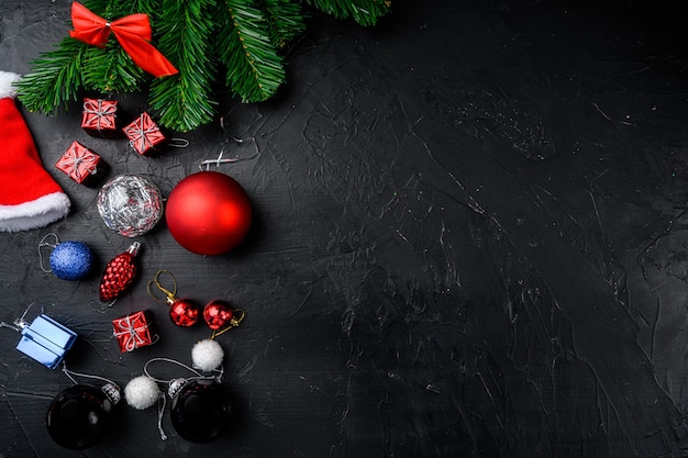 Composição de Natal. Presente de Natal, conjunto de bolas, vista de cima plana lay, em fundo de mesa de pedra escura preta, com espaço de cópia para o texto