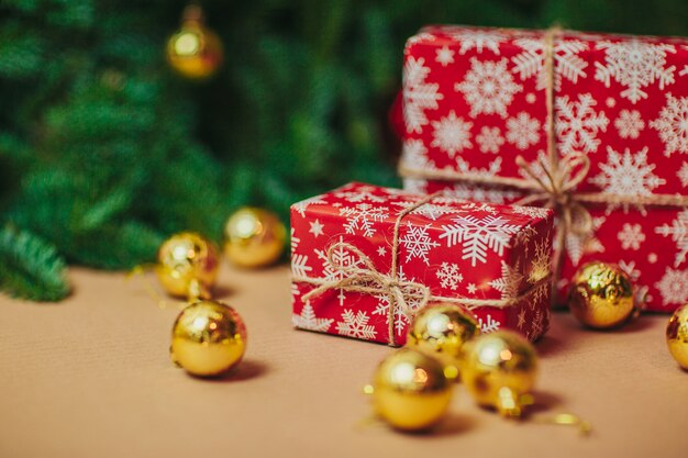 Composição de Natal. Presente de Natal vermelho, ramos de abeto. Vista plana, vista superior, cópia espaço