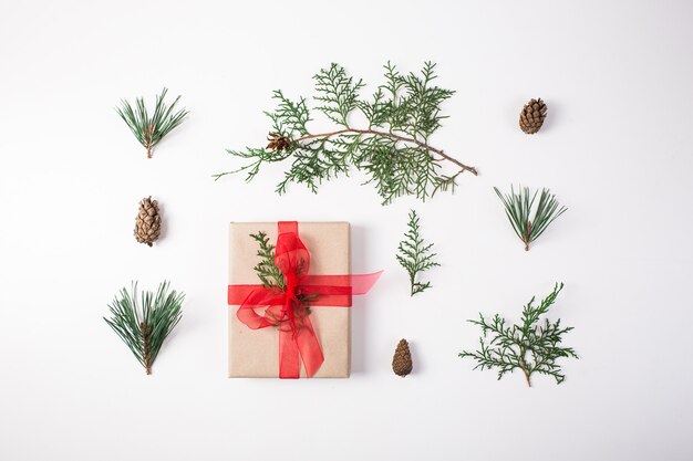 Composição de natal. presente, decoração de natal, ramos de cipreste, pinhas em fundo branco