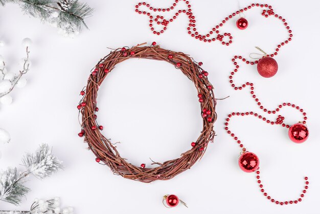 Composição de natal. presentes, galhos de árvore do abeto, decorações vermelhas sobre fundo branco. natal, inverno, conceito de ano novo