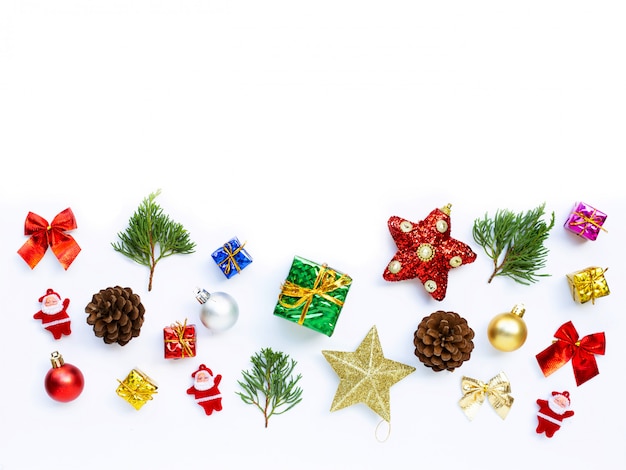 Composição de Natal. presentes, galhos de pinheiro e decorações em branco