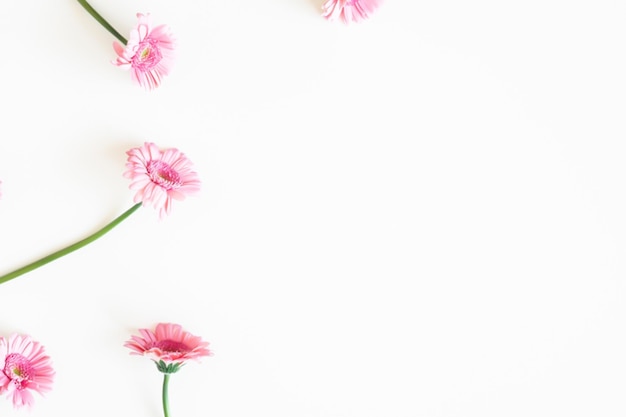 Foto composição de natal ramos de abeto decorações vermelhas em fundo cinza composição floral flores brancas e roxas em fundo de mármore folhas de eucalipto inverno vista superior presente de natal