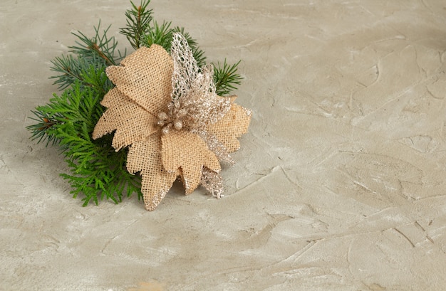 Composição de Natal ramos de abeto decorativo flor de natal em concreto espaço de cópia