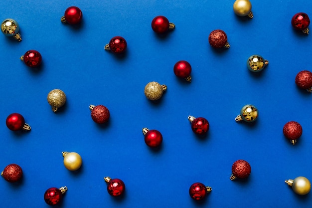Composição de natal um padrão de bolas de natal em fundo colorido Vista superior plana, decoração de ano novo