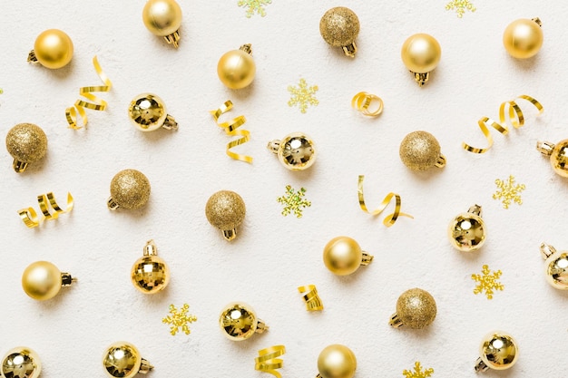 Composição de Natal um padrão de bolas de Natal em fundo colorido Vista superior plana decoração de ano novo