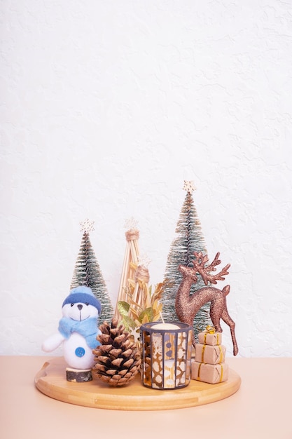 Composição de natureza morta de Natal e ano novo Decorações de Natal para interiores de casas gordas com árvores de Natal de veado de boneco de neve