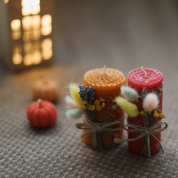 Foto composição de outono aconchegante e decoração de outono com velas em um fundo quente
