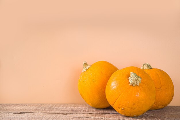 Composição de outono, cartão do feriado de ação de graças. fundo de abóbora para cozinhar, com decoração festiva de outono, pequenas abóboras, especiarias, nozes, espaço de cópia de fundo de madeira