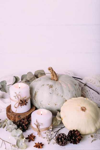 Composição de outono com abóbora e velas linda decoração de outono