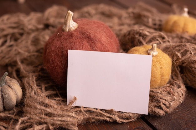 Composição de outono com cartão de papel em branco sobre fundo bege