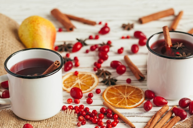 Composição de Outono com vinho quente quente e especiarias na madeira