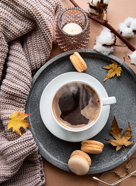 Foto composição de outono com xícara de café e folhas de outono