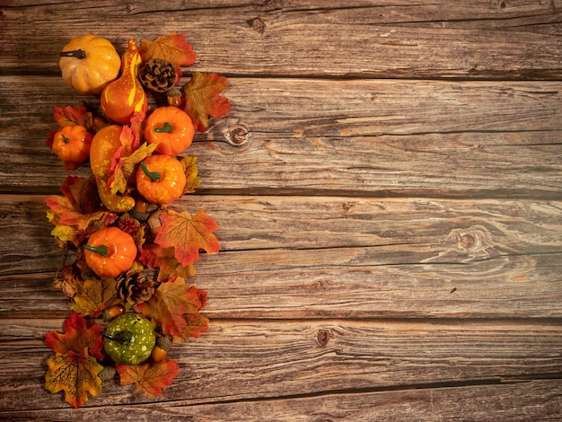 Composição de outono Folhas secas de abóboras em fundo de madeira outono outono conceito de halloween